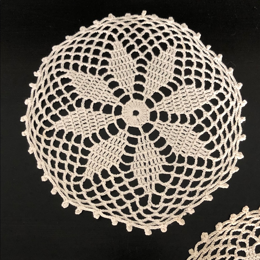 BUNDLE OF THREE VINTAGE CROCHET DOILIES - Picture 3 of 11